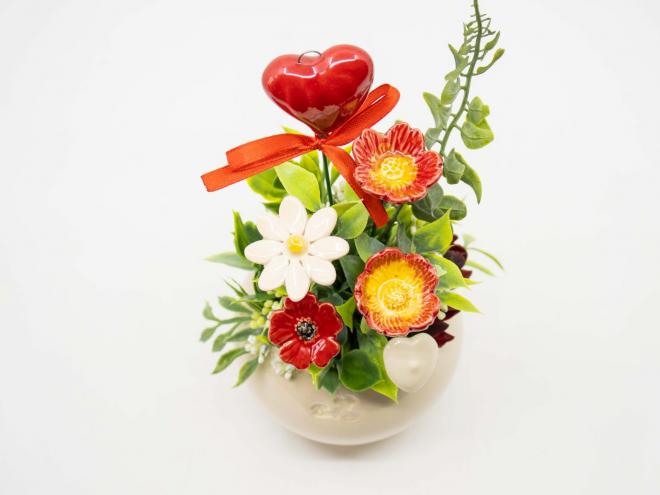 anyák napi dekoráció, piros kerámia szívvel, kerámia virágokkal és műzöldekkel, bézs kaspóban